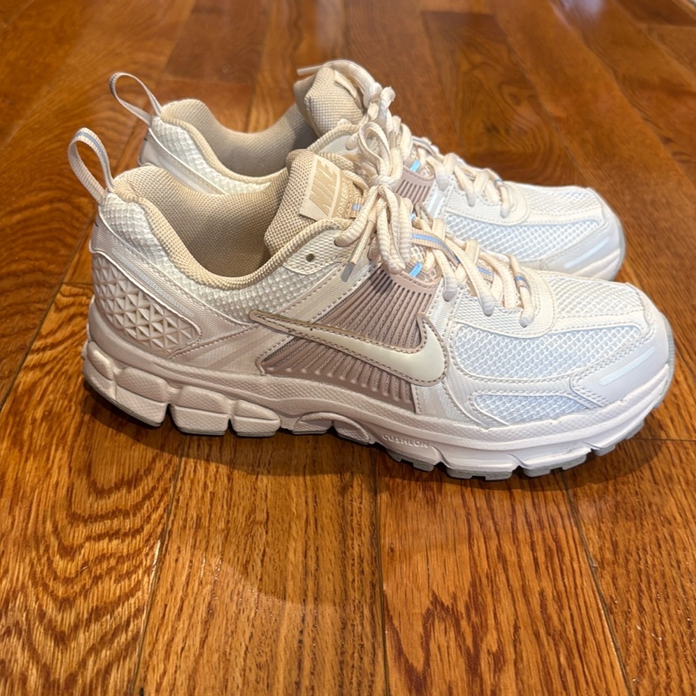 BRAND NEW Nike Vomero 5 sneakers